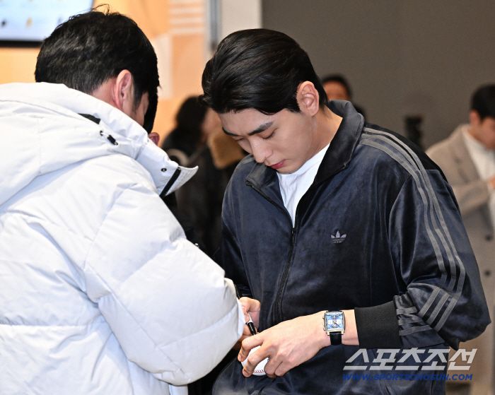 21일 오후 이정후가 인천공항 제2터미널을 통해 출국했다. 출국에 앞서 팬들에게 사인을 해주고 있는 이정후. 인천공항=송정헌 기자songs@sportschosun.com/2026.01.21/