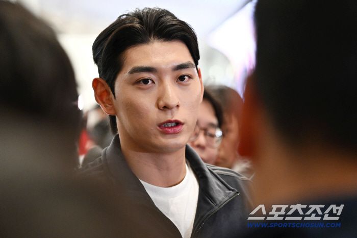 21일 오후 이정후가 인천공항 제2터미널을 통해 출국했다. 출국에 앞서 인터뷰에 응하고 있는 이정후. 인천공항=송정헌 기자songs@sportschosun.com/2026.01.21/