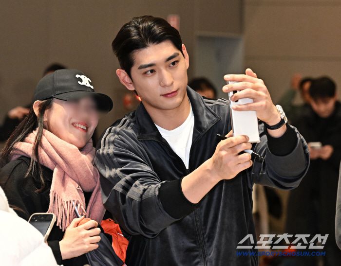 21일 오후 이정후가 인천공항 제2터미널을 통해 출국했다. 출국에 앞서 팬들과 셀카를 찍고 있는 이정후. 인천공항=송정헌 기자songs@sportschosun.com/2026.01.21/