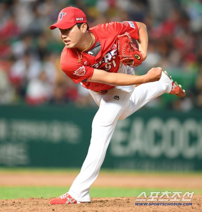 SK 와이번스와 KIA 타이거즈의 2018 KBO 리그 경기가 12일 인천 SK행복드림구장에서 열렸다. 사진은 KIA 홍건희. 인천=허상욱 기자 wook@sportschosun.com/2018.08.12/