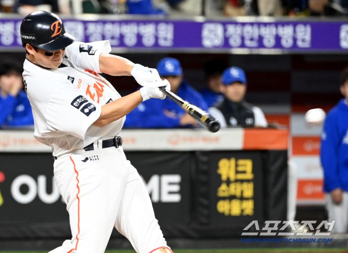 24일 대전 한화생명볼파크에서 열린 PO 5차전 삼성과 한화의 경기, 1회말 1사 2,3루 노시환이 선취 1타점 적시타를 치고 있다. 대전=허상욱 기자wook@sportschosun.com/2025.10.24/