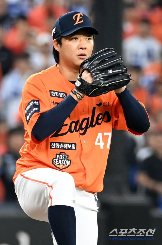 18일 대전한화생명볼파크에서 열린 삼성과 한화의 PO 1차전. 한화 김범수가 투구를 하고 있다. 대전=허상욱 기자wook@sportschosun.com/2025.10.18/