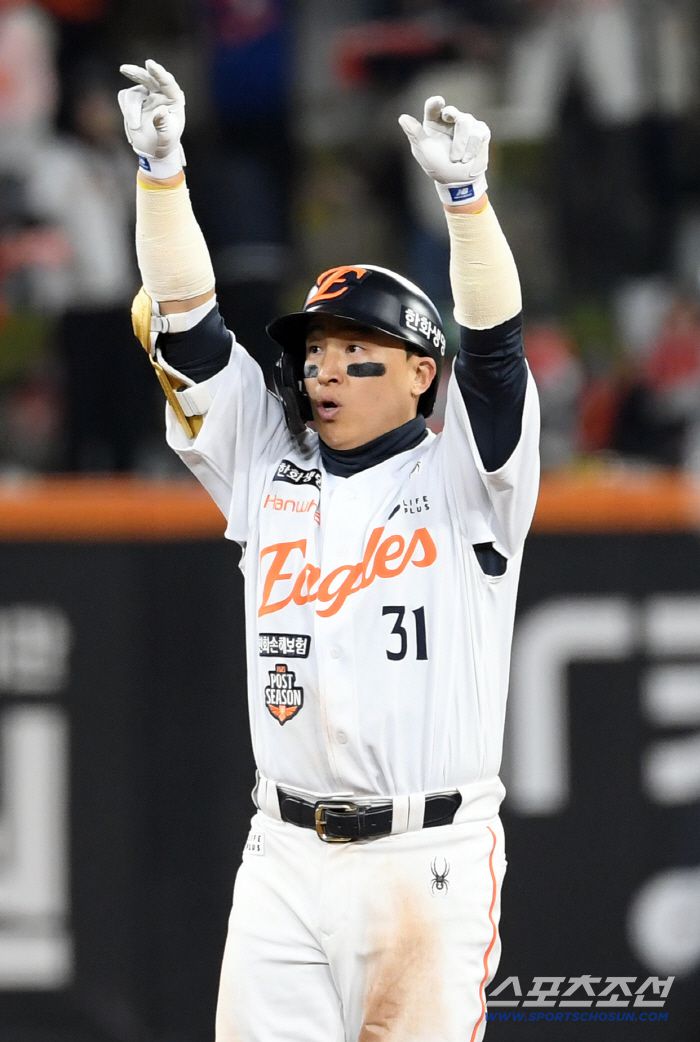 30일 대전 한화생명볼파크에서 열린 한국시리즈 4차전 한화 이글스와 LG 트윈스의 경기. 7회말 1사 1루 한화 손아섭이 내야 땅볼 후 LG 3루수 문보경 송구 실책으로 2루까지 진루하고 있다. 대전=박재만 기자 pjm@sportschosun.com/2025.10.30/