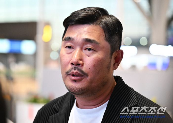 21일 오후 NC 다이노스 이호준 감독이 인천공항 제2터미널을 통해 출국했다. 인터뷰 응하고 있는 이호준 감독. 인천공항=송정헌 기자songs@sportschosun.com/2026.01.21/