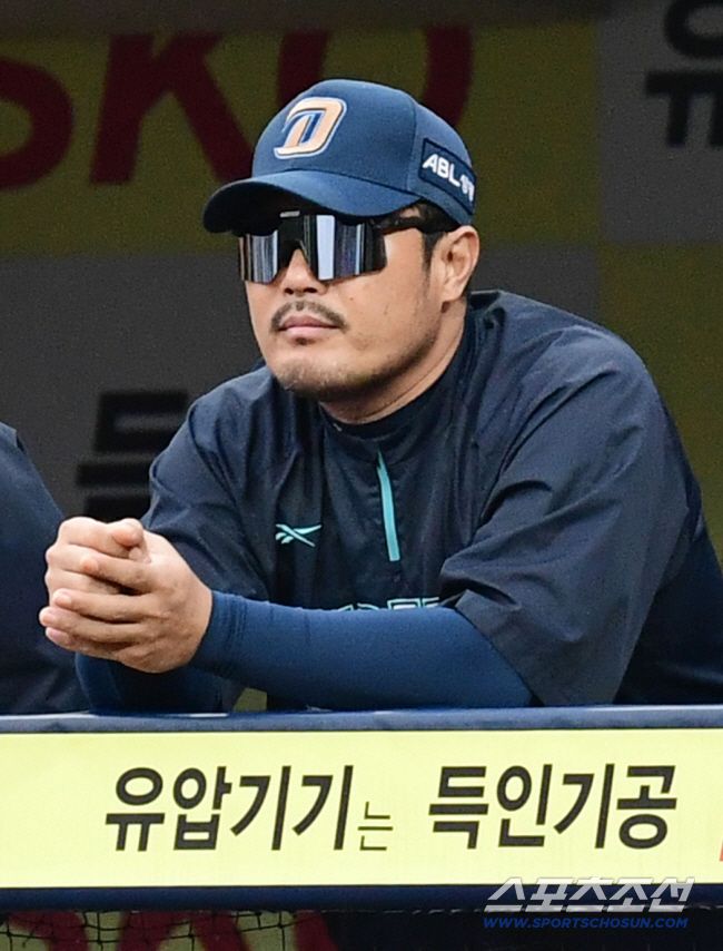 7일 대구 삼성라이온즈파크에서 열린 NC와 삼성의 와일드카드 2차전. 8회말  NC는 삼성 김헌곤의 득점으로 추가 실점을 허용했다. 경기를 지켜보는 NC 이호준 감독. 대구=송정헌 기자songs@sportschosun.com/2025.10.07