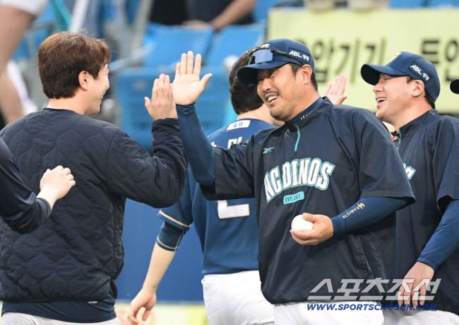 6일 대구 삼성라이온즈파크에서 열린 NC와 삼성의 와일드카드 1차전. NC가 삼성에 4대 1로 승리했다. 경기 종료 후 승리 기념구를 전달받고 기뻐하는 NC 이호준 감독. 대구=송정헌 기자songs@sportschosun.com/2025.10.06/