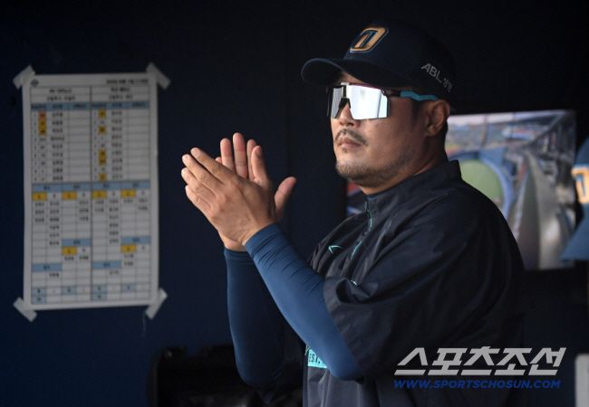 14일 잠실구장에서 열린 두산 베어스와 NC 다이노스의 경기. 이호준 감독이 경기를 지켜보고 있다. 잠실=박재만 기자 pjm@sportschosun.com/2025.08.14/