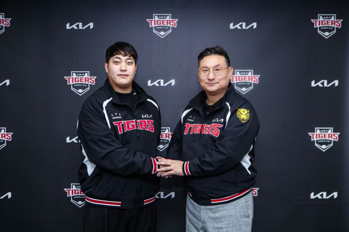 KIA 타이거즈 조상우(왼쪽)와 심재학 단장. 사진제공=KIA 타이거즈
