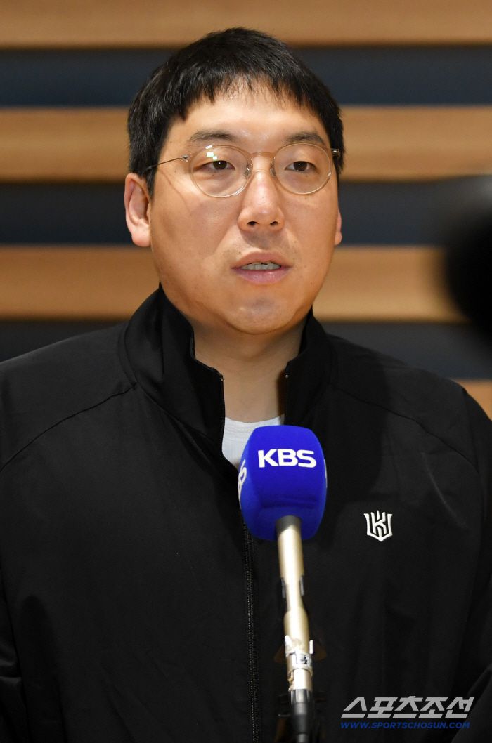 KT 위즈 선수단이 21일 인천국제공항을 통해 스프링캠프가 열리는 호주로 출국했다. 김현수가 인터뷰를 하고 있다. 인천공항=박재만 기자 pjm@sportschosun.com/2026.01.21/