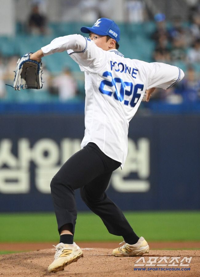 25일 대구 라이온즈파크에서 열린 삼성 라이온즈와 키움 히어로즈 경기. 2026 신인드래프트에서 1라운드 지명을 받은 이호범이 시구를 하고 있다. 대구=박재만 기자 pjm@sportschosun.com/2025.09.25/