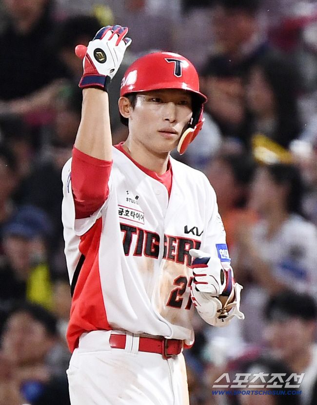 4일 광주 기아 챔피언스필드에서 열린 롯데-KIA전. 5회말 무사 김호령이 안타를 친 후 기뻐하고 있다. 광주=정재근 기자 cjg@sportschosun.com/2025.7.4/
