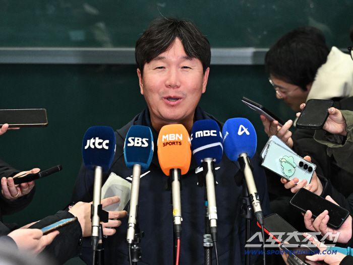 21일 오후 야구대표팀 선수들이 인천공항 제1터미널을 통해 귀국했다. 입국장에서 인터뷰에 응하고 있는 류지현 감독. 인천공항=송정헌 기자songs@sportschosun.com/2026.01.21/