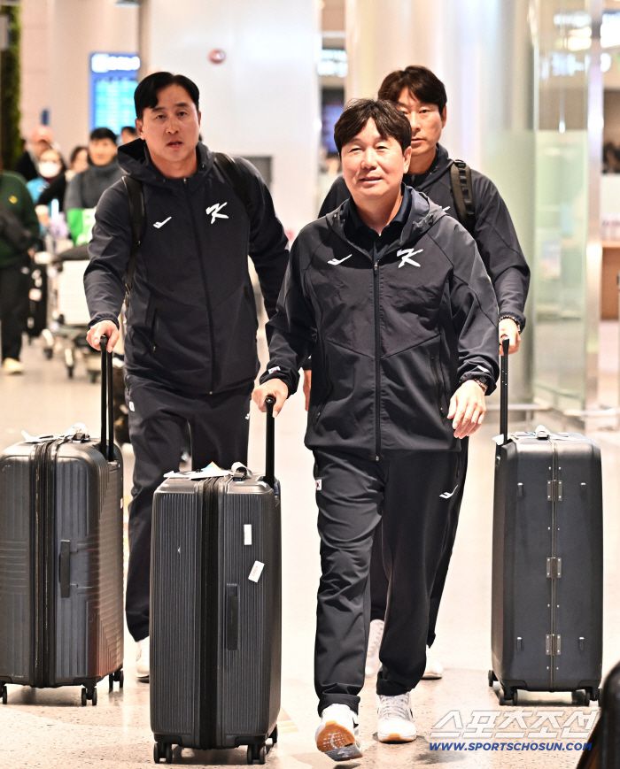 21일 오후 야구대표팀 선수들이 인천공항 제1터미널을 통해 귀국했다. 최원호, 강인권 코치와 함께 입국장을 나서고 있는 류지현 감독. 인천공항=송정헌 기자songs@sportschosun.com/2026.01.21/