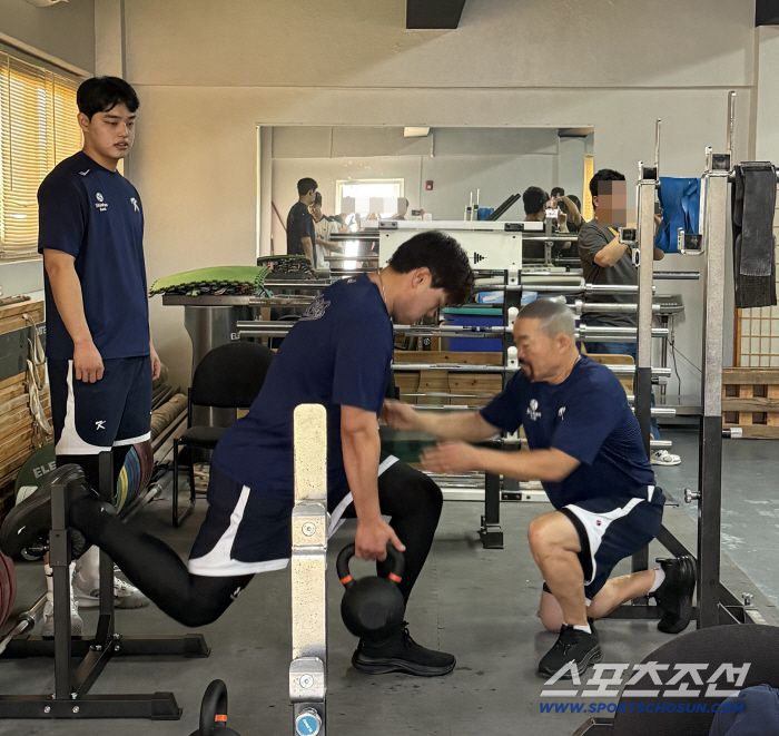 사이판 캠프에서 웨이트 트레이닝을 하는 류현진(가운데). 사진=나유리 기자