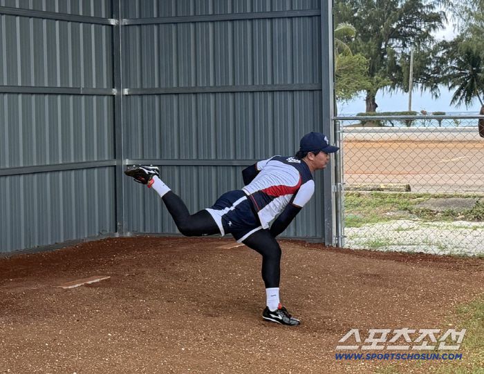12일 사이판 대표팀 캠프에서 첫 불펜 피칭을 소화하는 고우석. 사진=나유리 기자