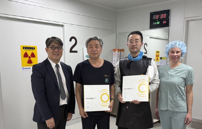 IVL(혈관 내 쇄석술)을 도입, 시행한 안태훈 원장(왼쪽에서 두 번째)과 한동훈 과장(왼쪽에서 세 번째).