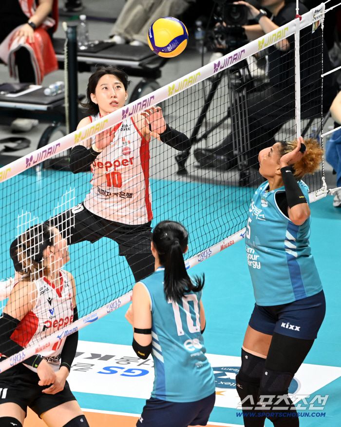 6일 장충체육관에서 열린 V리그 여자부 GS칼텍스와 페퍼저축은행의 경기. 페퍼저축은행 박정아가 공격을 시도하고 있다. 장충체=허상욱 기자wook@sportschosun.com/2026.01.06/