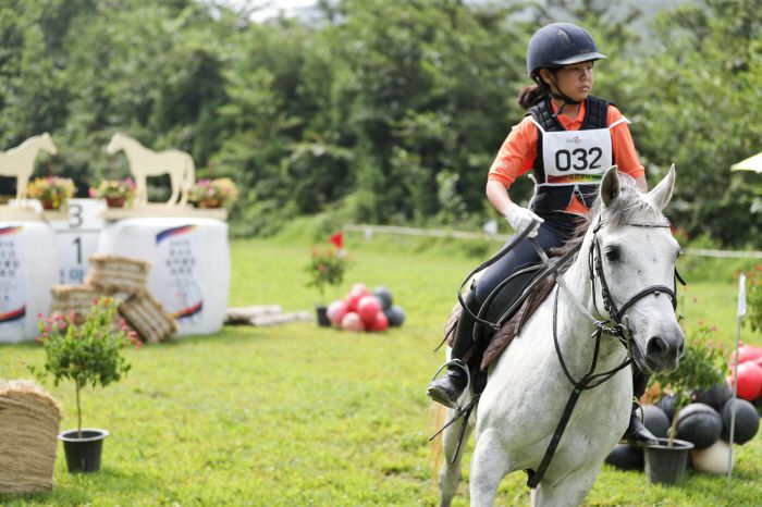 유소년 승마대회에서 어린 기수가 코스를 통과하고 있다. 사진제공=한국마사회