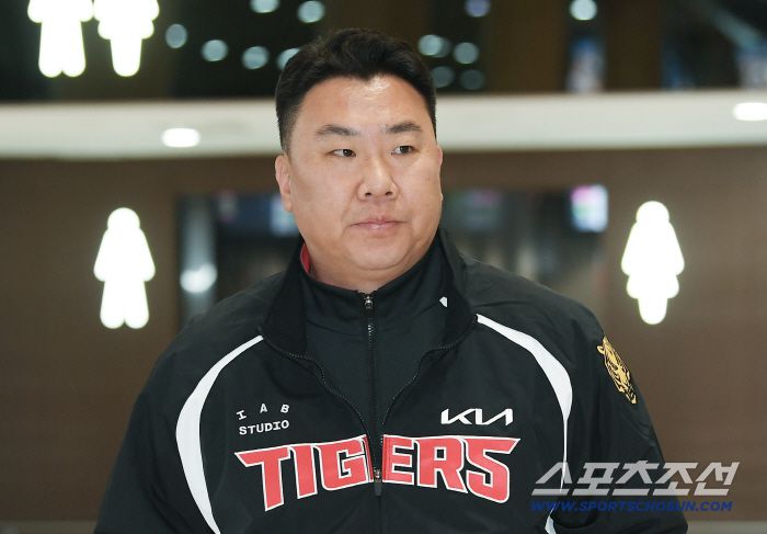KIA 타이거즈 이범호 감독과 코칭스태프, 외국인 선수들이 22일 오후 김포공항에 도착해 스프링캠프 장소인 일본 아마미오시마로 출국했다. 이범호 감독이 출국장에 들어서고 있다. 김포공항=정재근 기자 cjg@sportschosun.com/2026.1.22/