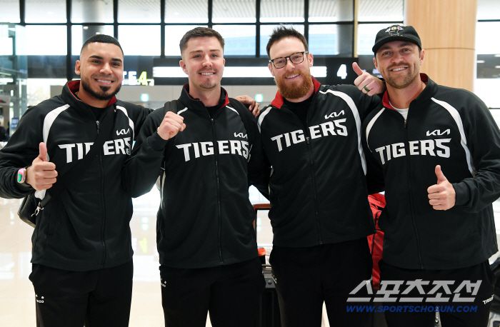 KIA 타이거즈 이범호 감독과 코칭스태프, 외국인 선수들이 22일 오후 김포공항에 도착해 스프링캠프 장소인 일본 아마미오시마로 출국했다. 카스트로, 데일, 올러, 네일(왼쪽부터)이 함께 포즈 취하고 있다. 김포공항=정재근 기자 cjg@sportschosun.com/2026.1.22/