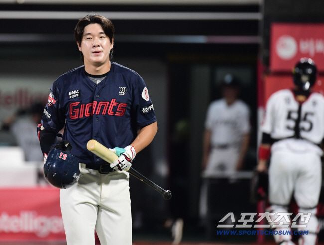 3일 수원 케이티위즈파크에서 열린 KT와 롯데의 경기. 5회 삼진을 당하고 타석을 물러나는 롯데 나승엽. 수원=송정헌 기자songs@sportschosun.com/2025.09.03/