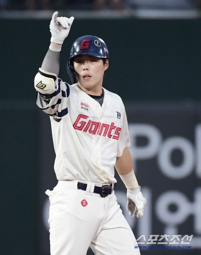 13일 부산 사직구장에서 열린 롯데와 SSG의 경기. 2회 1타점 적시 2루타를 날린 롯데 고승민. 부산=송정헌 기자songs@sportschosun.com/2025.09.13/