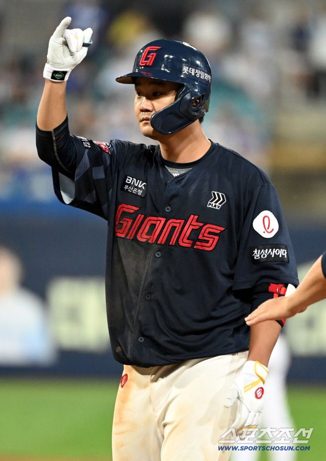 16일 대구삼성라이온즈파크에서 열린 롯데와 삼성의 경기, 9회초 1사 2루 롯데 손호영이 1타점 적시타를 치고 기뻐하고 있다. 대구=허상욱 기자wook@sportschosun.com/2025.09.16/