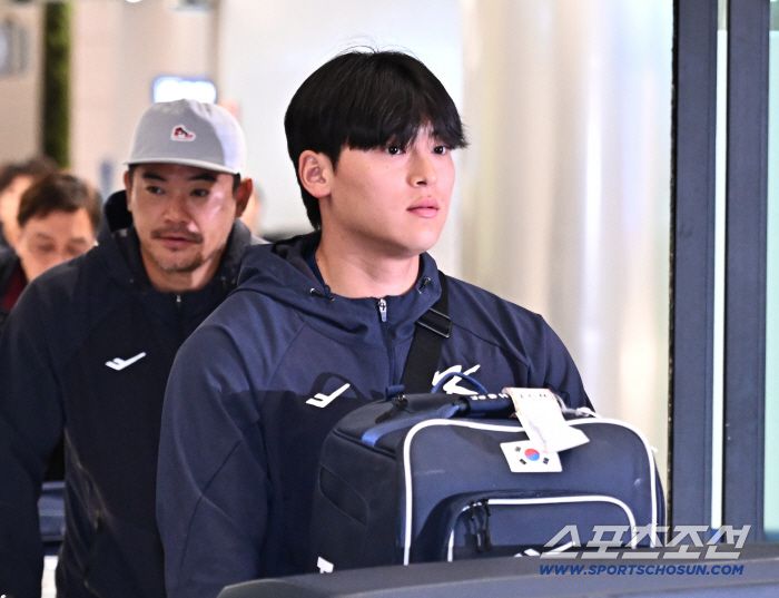 21일 오후 야구대표팀 선수들이 인천공항 제1터미널을 통해 귀국했다. 입국장을 나서고 있는 노경은, 조병현. 인천공항=송정헌 기자songs@sportschosun.com/2026.01.21/
