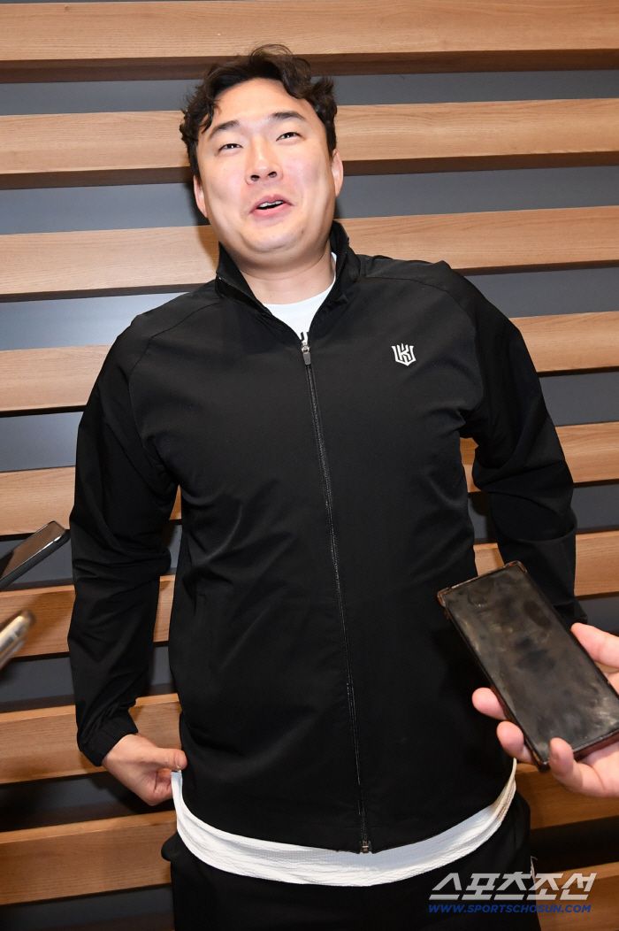 KT 위즈 선수단이 21일 인천국제공항을 통해 스프링캠프가 열리는 호주로 출국했다. 한승혁이 인터뷰를 하고 있다. 인천공항=박재만 기자 pjm@sportschosun.com/2026.01.21/