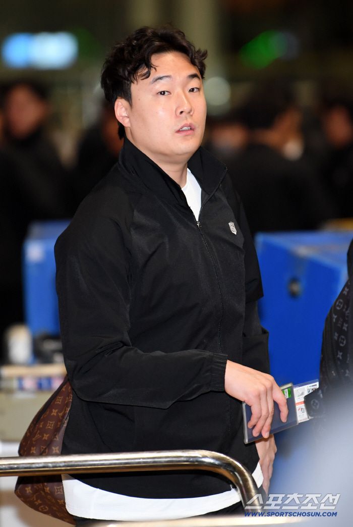 KT 위즈 선수단이 21일 인천국제공항을 통해 스프링캠프가 열리는 호주로 출국했다. 한승혁이 출국장으로 향하고 있다. 인천공항=박재만 기자 pjm@sportschosun.com/2026.01.21/