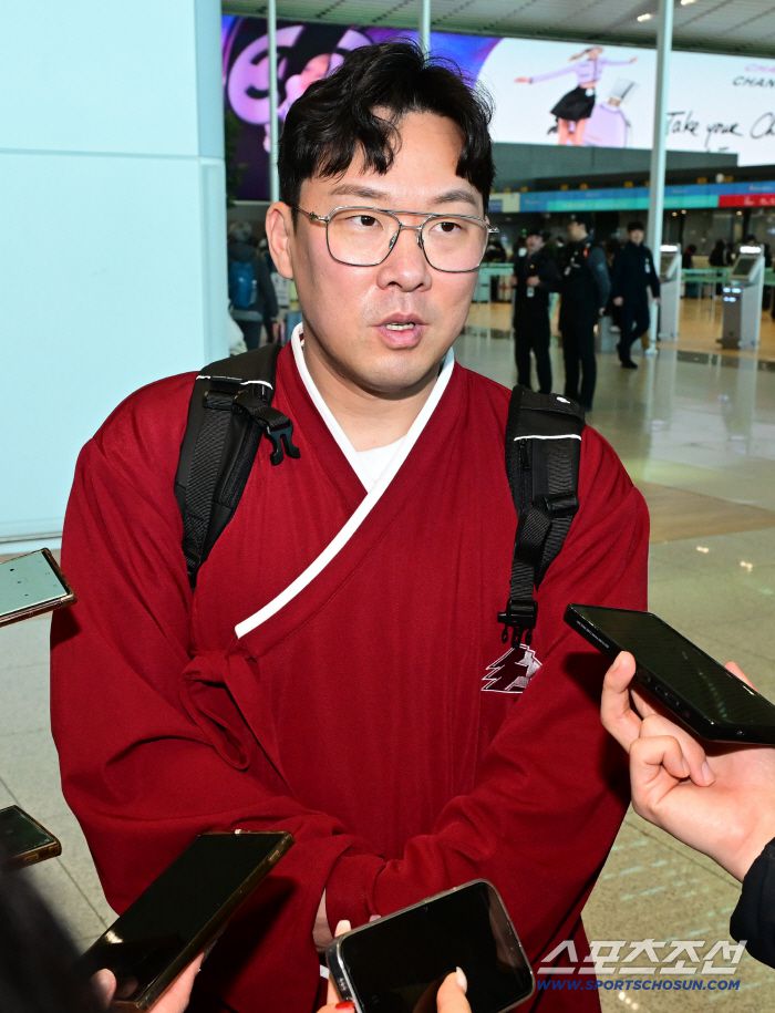 22일 키움 히어로즈 선수단이 인천공항 제2터미널을 통해 전지훈련을 위해 출국했다. 출국에 앞서 인터뷰하고 있는 안치홍. 인천공항=송정헌 기자songs@sportschosun.com/2026.01.22/
