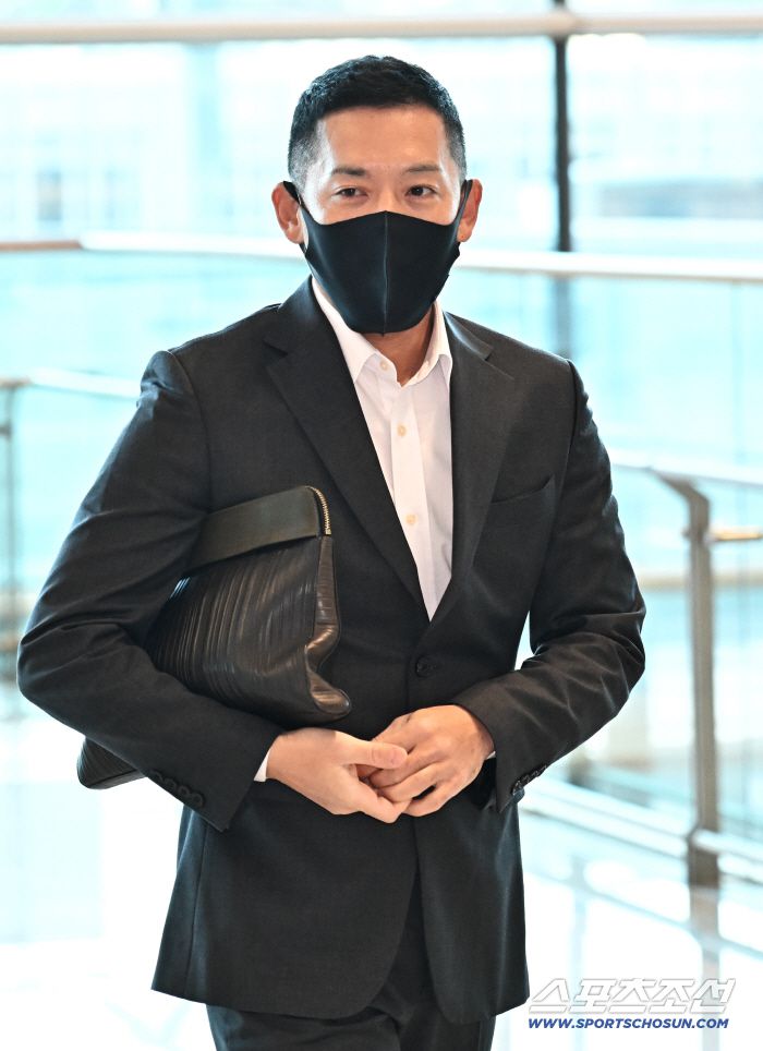 22일 키움 히어로즈 선수단이 인천공항 제2터미널을 통해 전지훈련을 위해 출국했다. 출국 준비하는 이용규. 인천공항=송정헌 기자songs@sportschosun.com/2026.01.22/