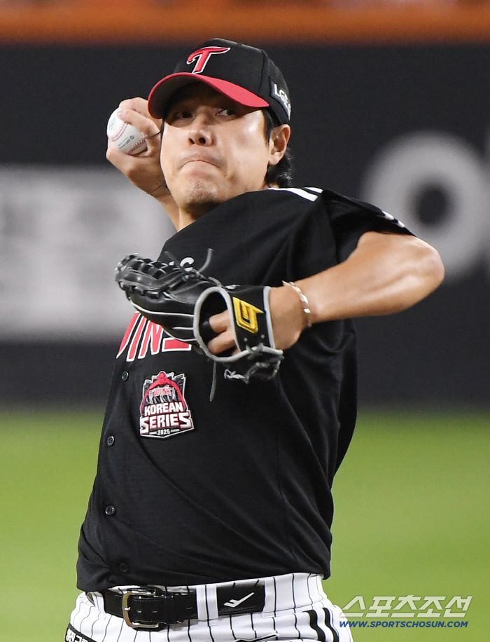 31일 대전 한화생명볼파크에서 열린 LG와 한화의 한국시리즈 5차전. 8회말 등판한 김진성이 투구하고 있다. 대전=정재근 기자 cjg@sportschosun.com/2025.10.31/