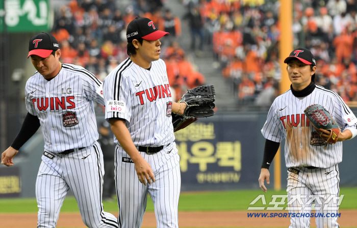 26일 잠실구장에서 열린 한국시리즈 1차전 LG 트윈스와 한화 이글스의 경기. LG 김진성이 이닝을 마친 뒤 야수들을 반기고 있다. 잠실=박재만 기자 pjm@sportschosun.com/2025.10.26/