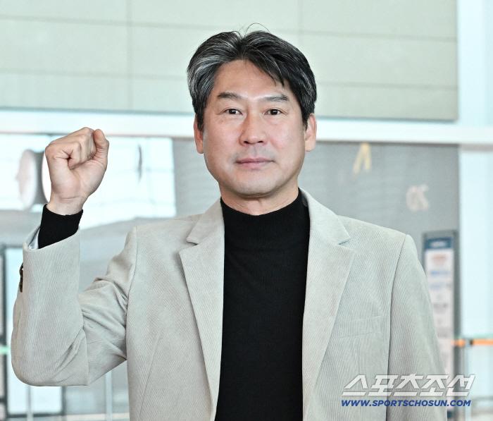 22일 키움 히어로즈 선수단이 인천공항 제2터미널을 통해 전지훈련을 위해 출국했다. 출국에 앞서 인사를 하고 있는 설종진 감독. 인천공항=송정헌 기자songs@sportschosun.com/2026.01.22/