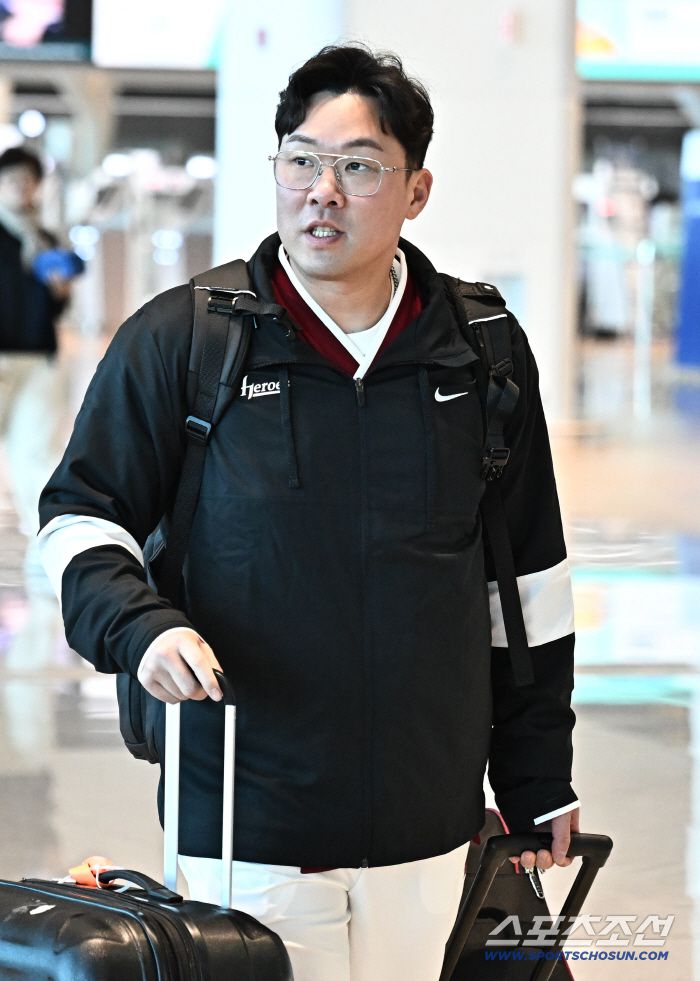 22일 키움 히어로즈 선수단이 인천공항 제2터미널을 통해 전지훈련을 위해 출국했다. 출국을 준비하고 있는 안치홍. 인천공항=송정헌 기자songs@sportschosun.com/2026.01.22/