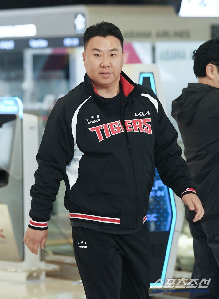 출국장에 들어서는 이범호 감독