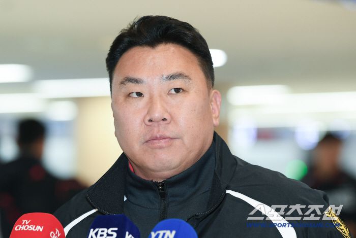 KIA 타이거즈 이범호 감독과 코칭스태프, 외국인 선수들이 22일 오후 김포공항에 도착해 스프링캠프 장소인 일본 아마미오시마로 출국했다. 이범호 감독이 인터뷰에 응하고 있다. 김포공항=정재근 기자 cjg@sportschosun.com/2026.1.22/