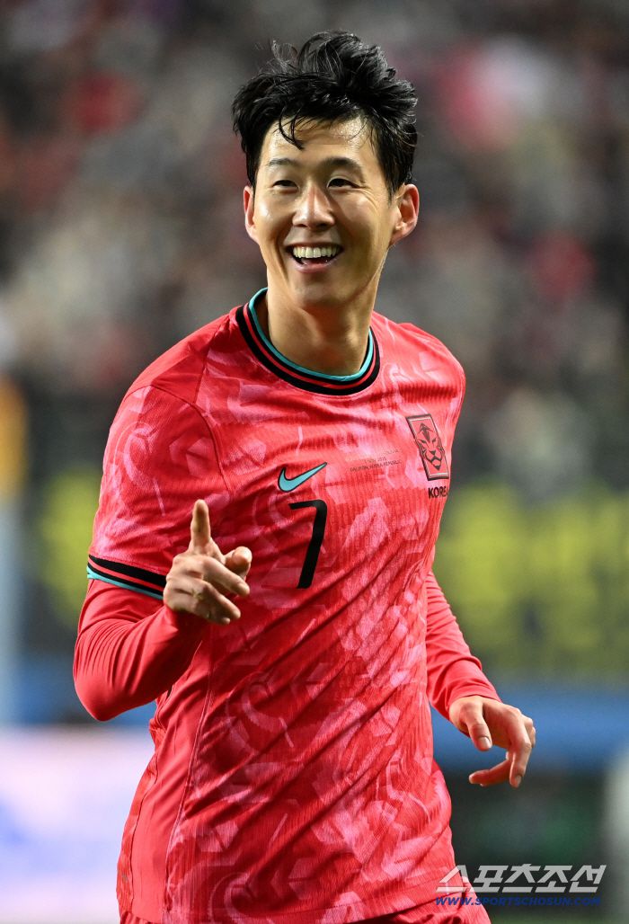 14일 대전월드컵경기장에서 열린 대한민국과 볼리비아의 A매치 평가전. 손흥민이 프리킥 선제골을 터뜨리고 기쁨을 나누고 있다. 대전=허상욱 기자wook@sportschosun.com/2025.11.14/