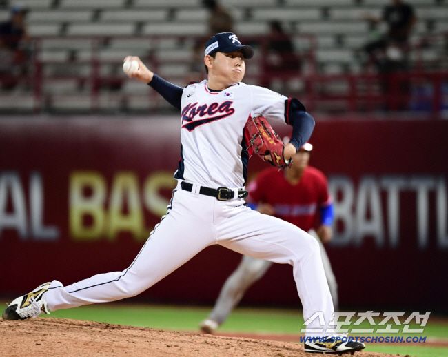 16일 프리미어12 야구대표팀이 대만 타이베이 티얀무구장에서 도미니카공화국과 경기를 펼쳤다. 투구하는 소형준. 타이베이(대만)=송정헌 기자songs@sportschosun.com/2024.11.16/