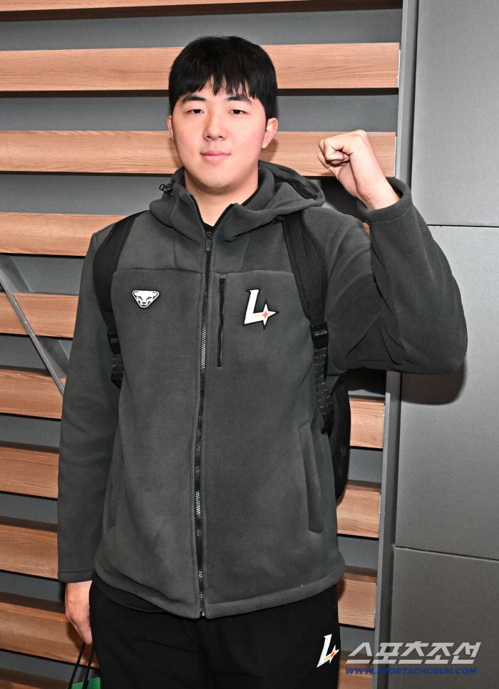 23일 SSG 랜더스 선수단이 인천공항 제2터미널을 통해 전지훈련을 위해 출국했다. 포즈를 취하고 있는 SSG 김민준. 인천공항=송정헌 기자songs@sportschosun.com/2026.01.23/