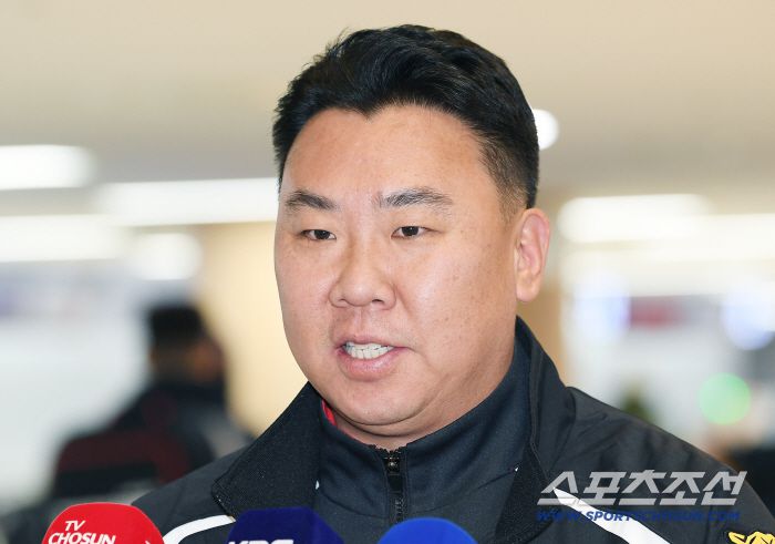 KIA 타이거즈 이범호 감독과 코칭스태프, 외국인 선수들이 22일 오후 김포공항에 도착해 스프링캠프 장소인 일본 아마미오시마로 출국했다. 이범호 감독이 인터뷰에 응하고 있다. 김포공항=정재근 기자 cjg@sportschosun.com/2026.1.22/
