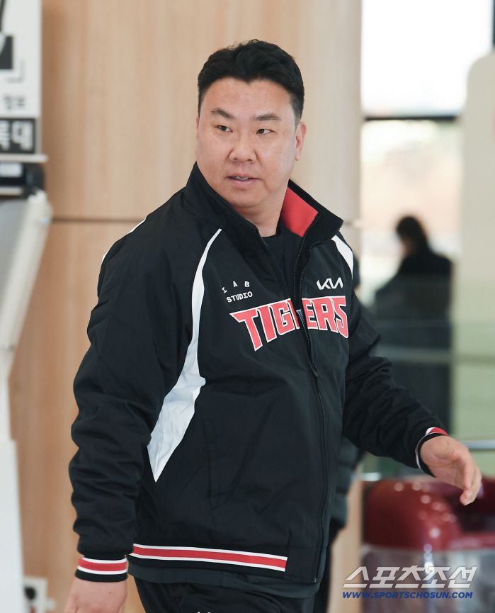KIA 타이거즈 이범호 감독과 코칭스태프, 외국인 선수들이 22일 오후 김포공항에 도착해 스프링캠프 장소인 일본 아마미오시마로 출국했다. 이범호 감독이 출국장에 들어서고 있다. 김포공항=정재근 기자 cjg@sportschosun.com/2026.1.22/