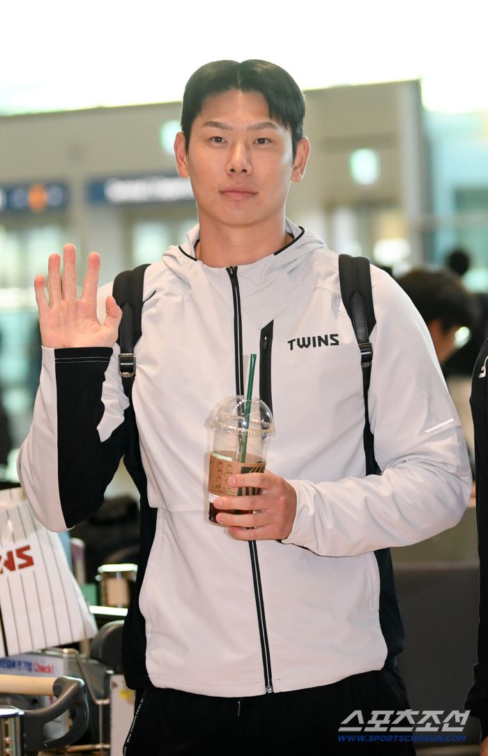 LG 트윈스 선수단이 22일 인천국제공항을 통해 스프링캠프가 열리는 미국 애리조나로 출국했다. 홍창기가 출국장으로 향하고 있다. 인천공항=박재만 기자 pjm@sportschosun.com/2026.01.22/