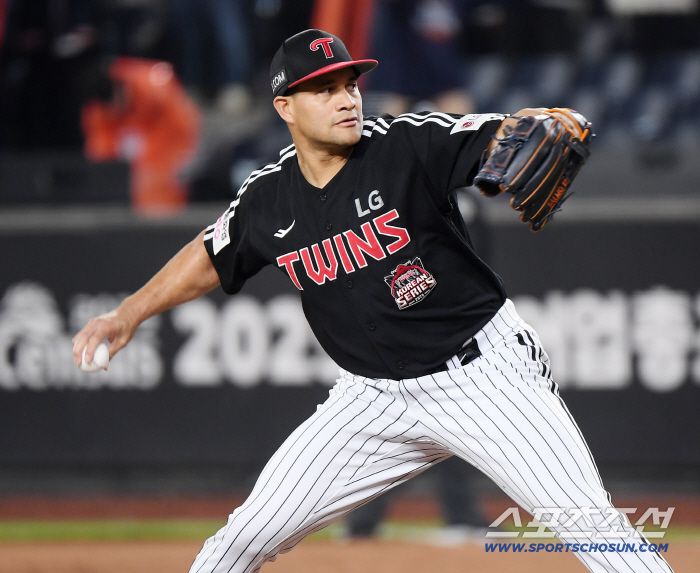 30일 대전 한화생명볼파크에서 열린 LG와 한화의 한국시리즈 4차전. LG 선발 치리노스가 투구하고 있다. 대전=정재근 기자 cjg@sportschosun.com/2025.10.30/