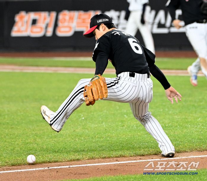 31일 대전 한화생명볼파크에서 열린 LG와 한화의 한국시리즈 5차전. 3회말 무사 1,2루 구본혁이 문현빈의 번트 타구가 라인을 벗어날 것을 예측해 피하고 있다. 대전=허상욱 기자wook@sportschosun.com/2025.10.31/