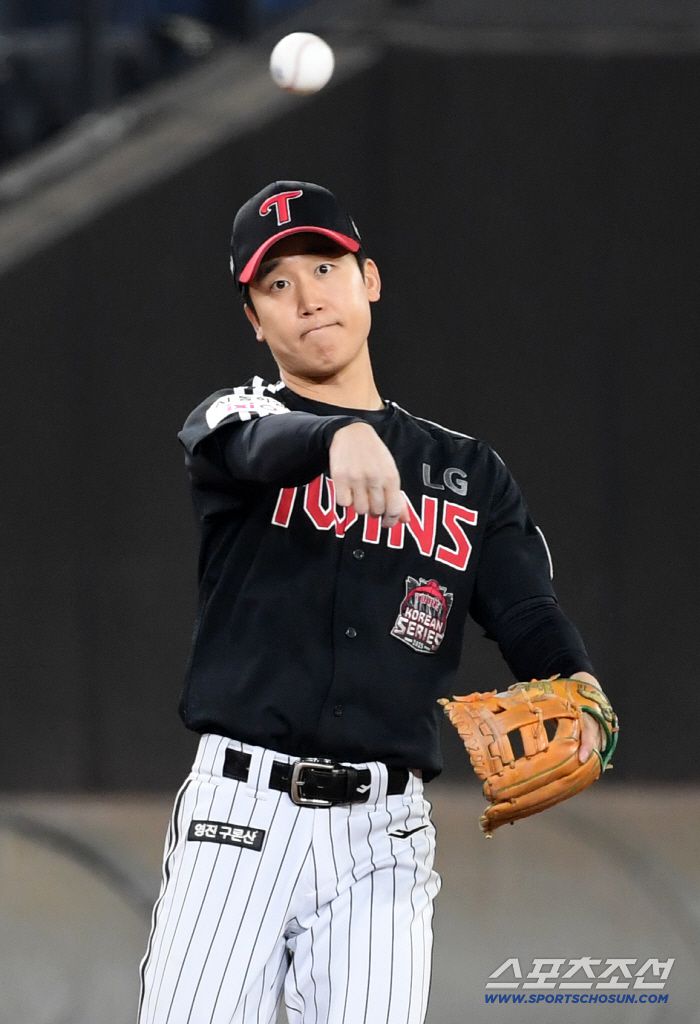 30일 대전 한화생명볼파크에서 열린 한국시리즈 4차전 한화 이글스와 LG 트윈스의 경기. LG 3루수 구본혁이 수비를 하고 있다. 대전=박재만 기자 pjm@sportschosun.com/2025.10.30/