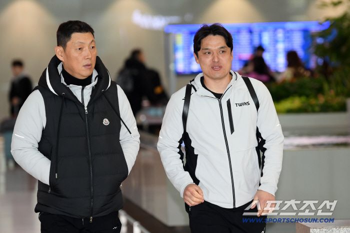LG 트윈스 선수단이 22일 인천국제공항을 통해 스프링캠프가 열리는 미국 애리조나로 출국했다. 김정준 수석코치와 박동원이 출국장으로 향하고 있다. 인천공항=박재만 기자 pjm@sportschosun.com/2026.01.22/