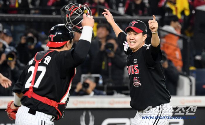 31일 대전 한화생명볼파크에서 열린 한국시리즈 5차전 한화 이글스와 LG 트윈스의 경기. 우승을 차지한 LG 포수 박동원, 마무리 유영찬이 환호하고 있다. 대전=박재만 기자 pjm@sportschosun.com/2025.10.31/