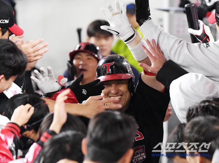 30일 대전 한화생명볼파크에서 열린 LG와 한화의 한국시리즈 4차전. 9회초 무사 1루 박동원이 투런포를 친 후 환영받고 있다. 대전=정재근 기자 cjg@sportschosun.com/2025.10.30/